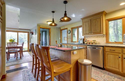 Lakefront Connecticut Retreat Near UConn - Foto 11