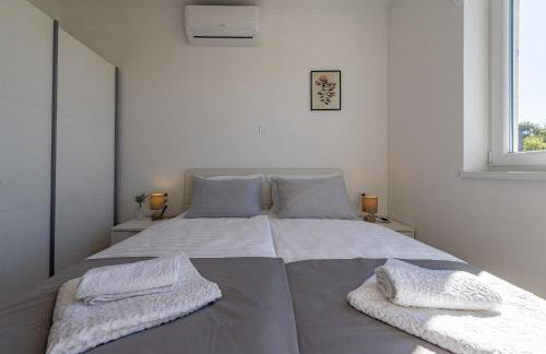 Dolphin view with a pool by the beach - Foto 13