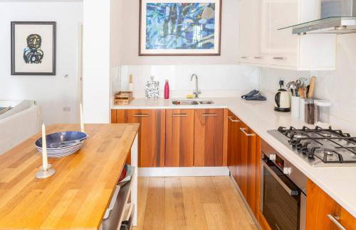 Super Kensington apt sleeps 2 to 4 with free WiFi - Foto 5