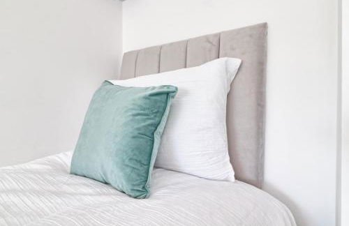 Comfy 4 Bed, Sleeps 8, fast WIFI, Contractor friendly - Foto 26