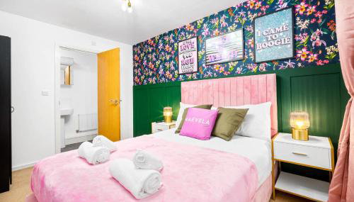 Stylish Manchester 4 Bed House with Garden - 4 Doubles Beds & 1 Single Bed - Sleeps 9 - Salford - FREE PARKING - SMART TVs in every bedroom - FREE NETFLIX - 6 min to City Centre, Close to Trafford Centre, Etihad Stadium, Manchester Arena, Clubs & more - Foto 3