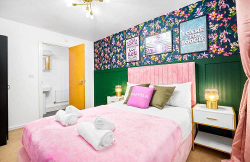 Stylish Manchester 4 Bed House with Garden - 4 Doubles Beds & 1 Single Bed - Sleeps 9 - Salford - FREE PARKING - SMART TVs in every bedroom - FREE NETFLIX - 6 min to City Centre, Close to Trafford Centre, Etihad Stadium, Manchester Arena, Clubs & more - Foto 3