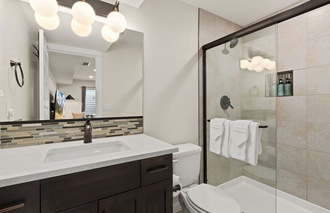 Contemporary Gem - Rooftop Deck & Private Hot Tub! - Foto 25