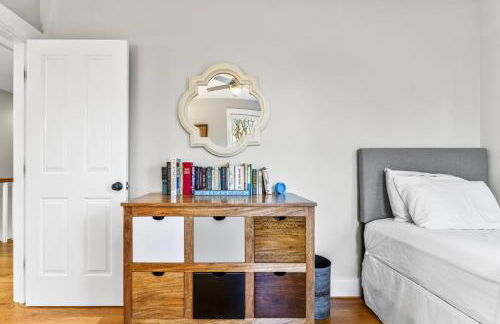 Modern Family Home Walkable to Town - Foto 35