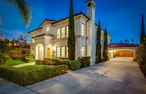 Mediterranean Beauty with Rooftop Deck and Views - Foto 1