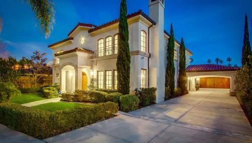 Mediterranean Beauty with Rooftop Deck and Views - Foto 1