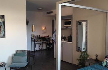 grand studio terrasse de standing, pleine vue village et proche mer - Foto 9