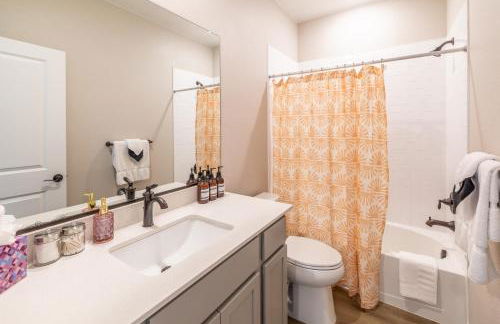 Near Airport, 3BR, Stock Tank Pool, Mini-Golf, Game Rm - Foto 25