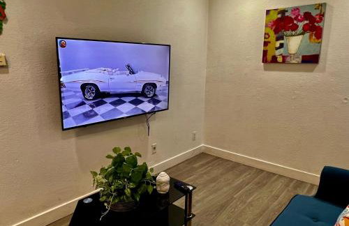 Cozy 2 Bedroom 1 Bathroom Apartment Ideal for Small Group in Koreatown Free Gated Parking Full Kitch - Foto 4