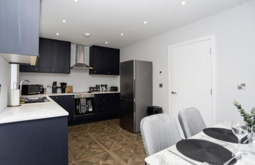 Central Telford Home - Sleeps 8 - Private Parking - Photo 23