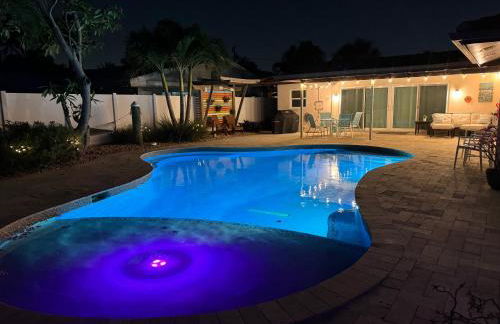 Charming Beach House w/Private Pool Paradise~WALK TO BEACH - Foto 23