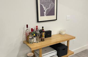 Stylish English Basement Perfect for Long Stays - Foto 10