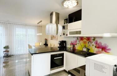 Luxury Wohnung mit Großem Bett und Schlafsofa Luxuriös Ausgestattet mit schöne Terrasse und Garten! - Foto 4