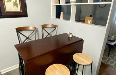 Quiet in Town - 2 beds, Large TVs, Big Parking , Nintendo & EV Ready - Foto 12