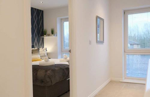 Prime Location - 4 Bedroom 3 Bathroom House - Sleeps up to 8 - Free Parking, Fast Wifi, Balcony, Smart TV and Private Garden by Yoko Property - Foto 11