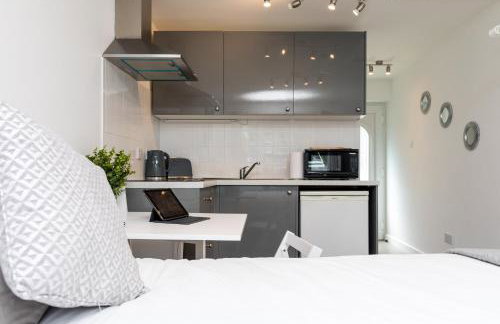 Findon- Stylish Suite 10mins close to Airport - Photo 8