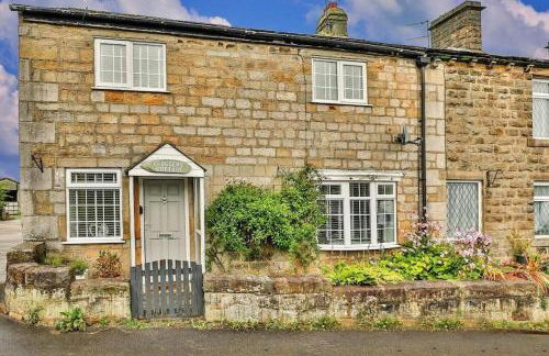 3 Bed Countryside Cottage in Harrogate with free parking and strong wifi - Photo 2