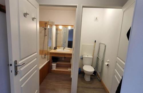 Confort 2 pièces, balcon et casier à skis - FR-1-504-672 - Photo 7