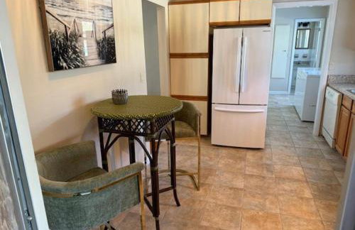 Cool ranch home with heated pool near beach - Foto 9