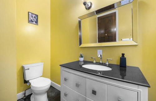 Allentown 5 BR House Free Parking No Chores! - Photo 23