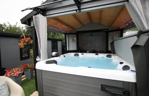 Sunset Retreat Cabin, Private Hot Tub with Mini Cinema Projector & Garden views - Foto 48