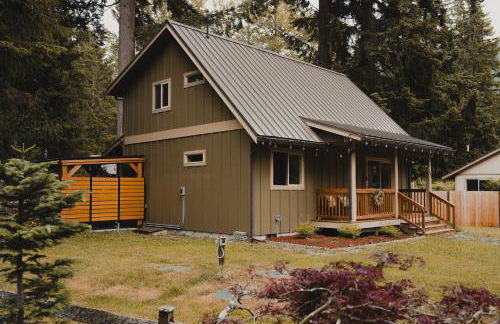 Cabin Minutes to Mt Rainier - EV, HotTub, 2 Queen and Twin - Photo 10