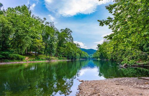 Cabin w hot tub & kayaks by river - Foto 39