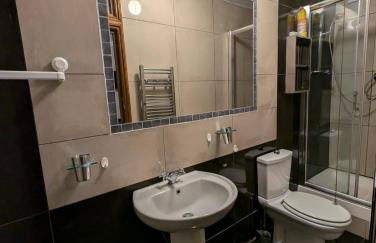 3B-10min City Airport Parking No Parties allowed - Foto 6