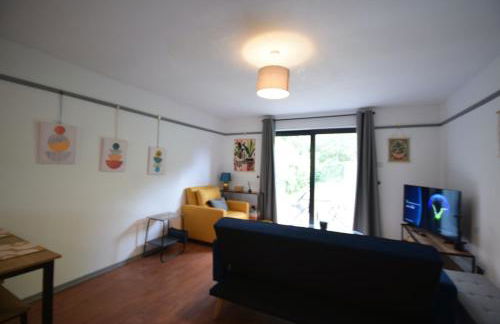 Stylish 1BR Retreat with Garden and Rustic Kitchen - Foto 3