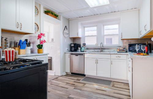 King Bed, Stocked Kitchen, Easy Driveway Parking, 2mi to Downtown & Coliseum - Foto 30