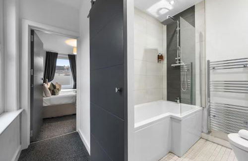 Aylesbury House 3 En-suite Bedrooms Parking Pets - Photo 46