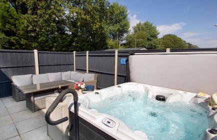 The Burrow House with Hot Tub Park Facilities - Foto 1