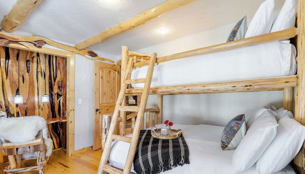 Base Camp by Avantstay Magical Cabin w/ Sauna, Hot Tub & Close to Snow & Golf - Foto 2, Habitación
