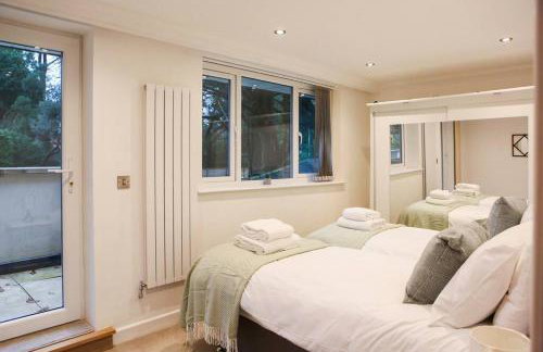 Hot Tub/Football Court/Sleeps 12/Luxury Villa - Photo 9