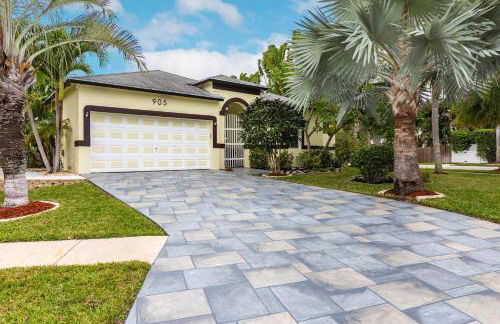 Tropical Oasis with Heated Pool - Photo 13