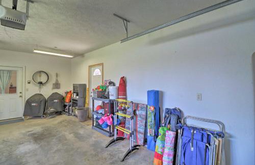 Scenic Riverview Getaway with Screened Porch! - Foto 28