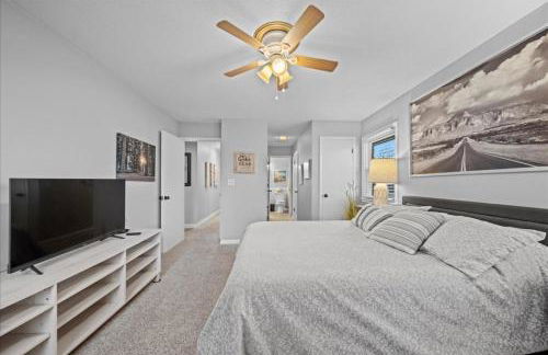 3BR Overland Park Home with Patio and Waterfall Pond - Foto 13