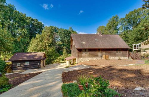 Cozy, Pet-Friendly Retreat in Hickory with Fire Pit! - Foto 18