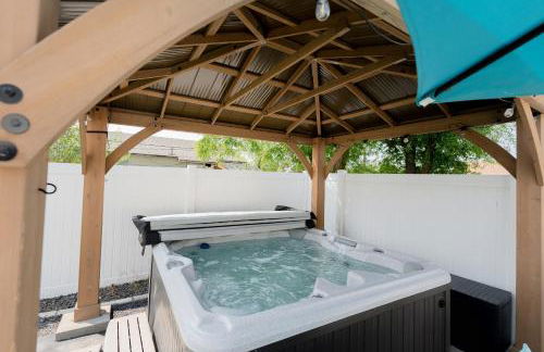 Updated Family Friendly Hillyard Gem NEW HOT TUB! - Foto 57