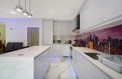 Stylish Home With Free Parking And Easy City Access - Photo 25