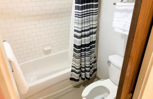 East Nashville upstairs apartment, one queen BR, 2 twin BR,1bath in Five Points, close to downtown - Foto 11