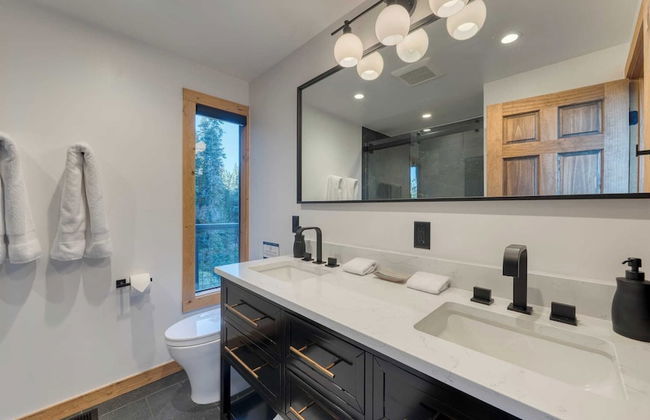 Lake View, Firepit, Game Room Remodeled Lake Tahoe Luxury Cabin by Avantstay - Foto 72