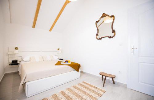 Villa Pietra- Modern rustic poolside oasis - Photo 27