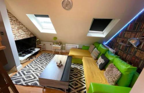 Shoreditch Cinema & Sauna retreat- 2BDR House with Garden & Games Room - Sleeps 6 - Photo 29