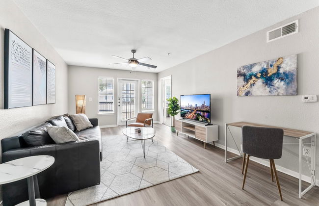 Comfy 2BR King Suite w Gym Pool Close to DT - Foto 1