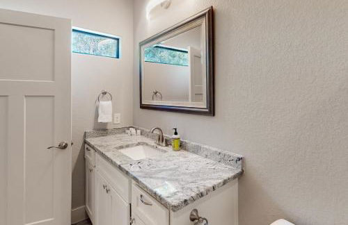 Tanglewood Retreat | Updated house in Spring Branch with a large yard - Foto 17