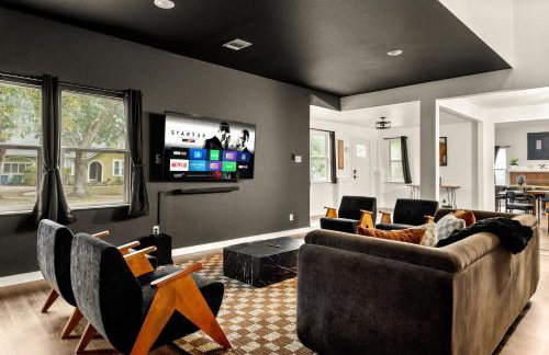 Spacious Retreat with Pool & Hot Tub - 10 Minutes to Downtown - Foto 3