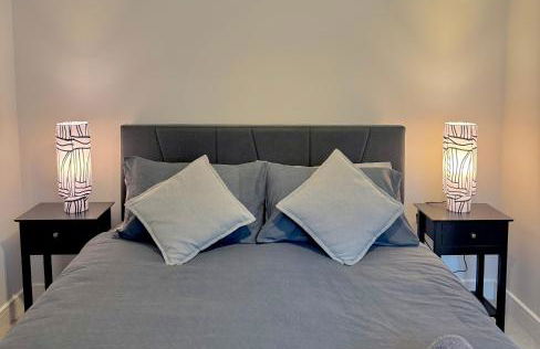 Brand-new flat, King Bed, Sofa Bed with full kitchen, Wi-Fi, self check-in Central location near everything - Foto 1