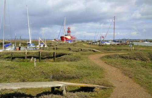 The Hexagon, wow what a location, views over the Essex marshes and sea - Foto 31