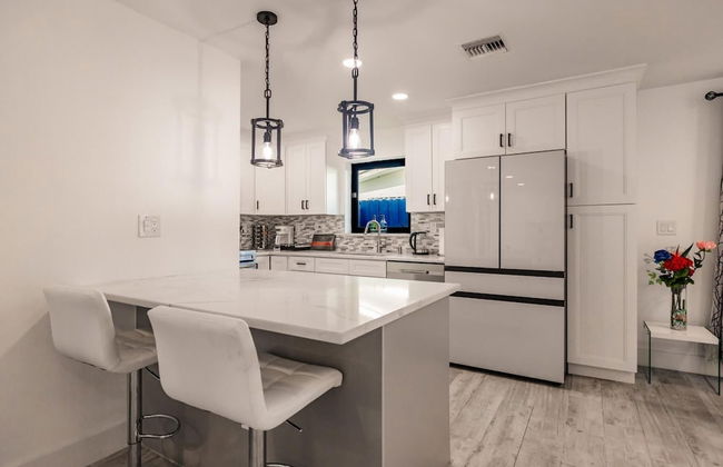 Modern Spacious Home With Pool Jacuzzi - Photo 11